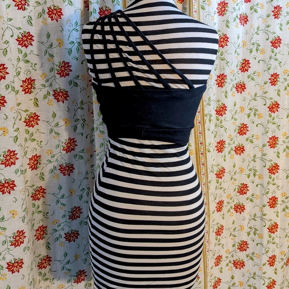 Crop Top with O ring over one shoulder - Picture 2 of 2